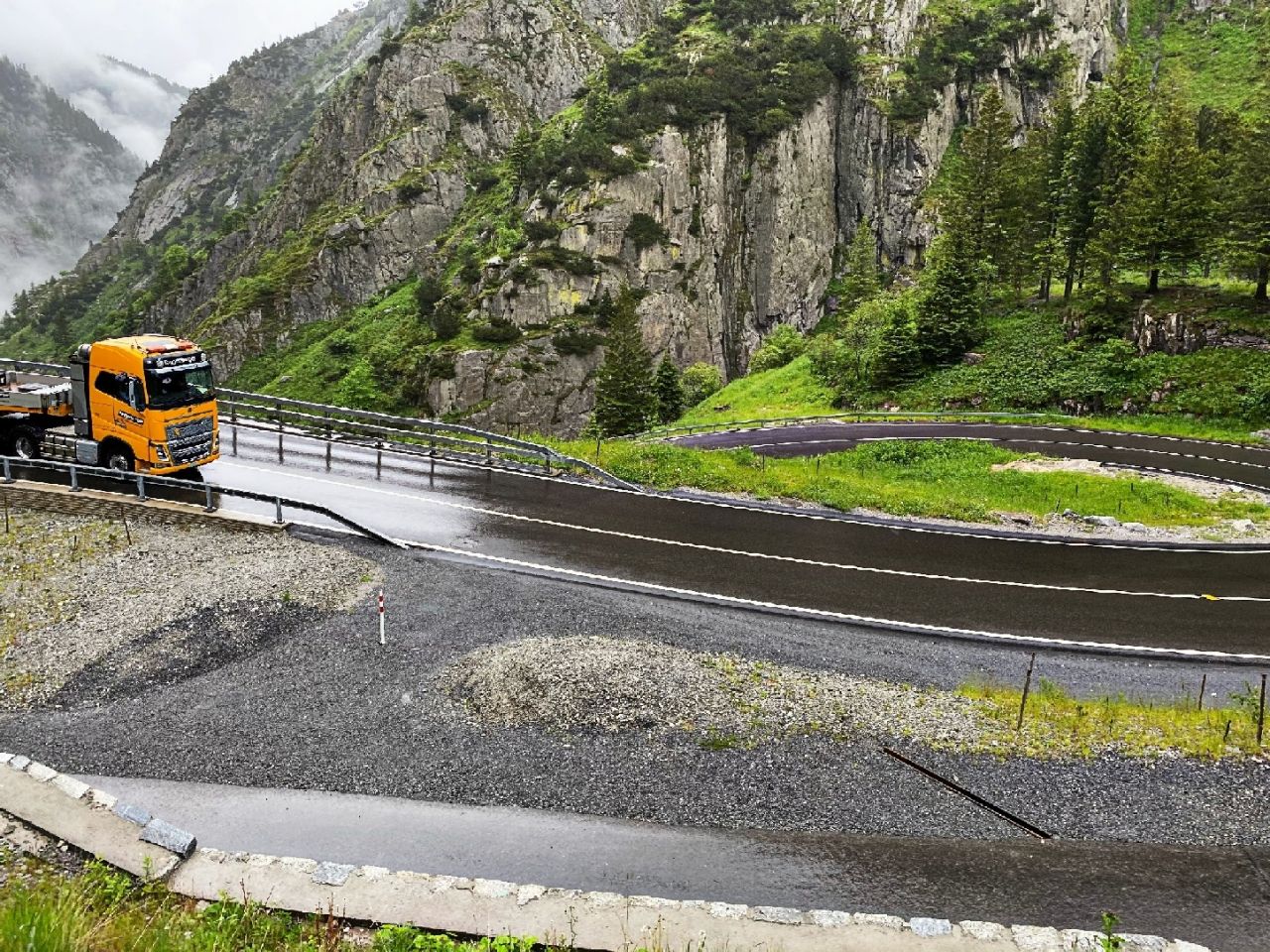 Transport von Windkraftwerkelementen auf den Gotthard